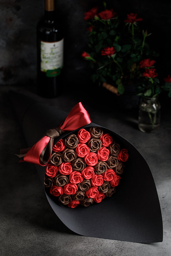 Букет из 37 роз CHOCO STORY в чёрной подарочной бумаге: с красными и шоколадными розами из бельгийского #1