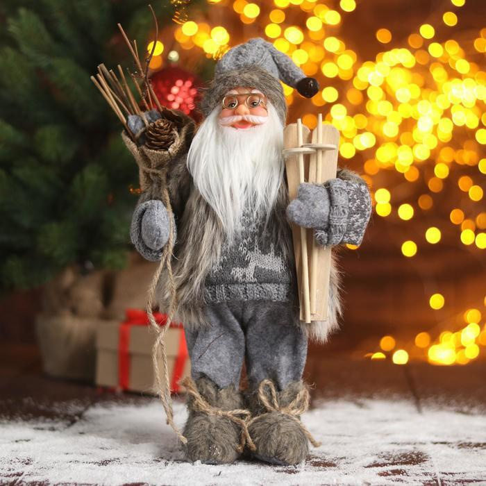 Дед Мороз "В сером костюмчике с лыжами" 30х18 см #1