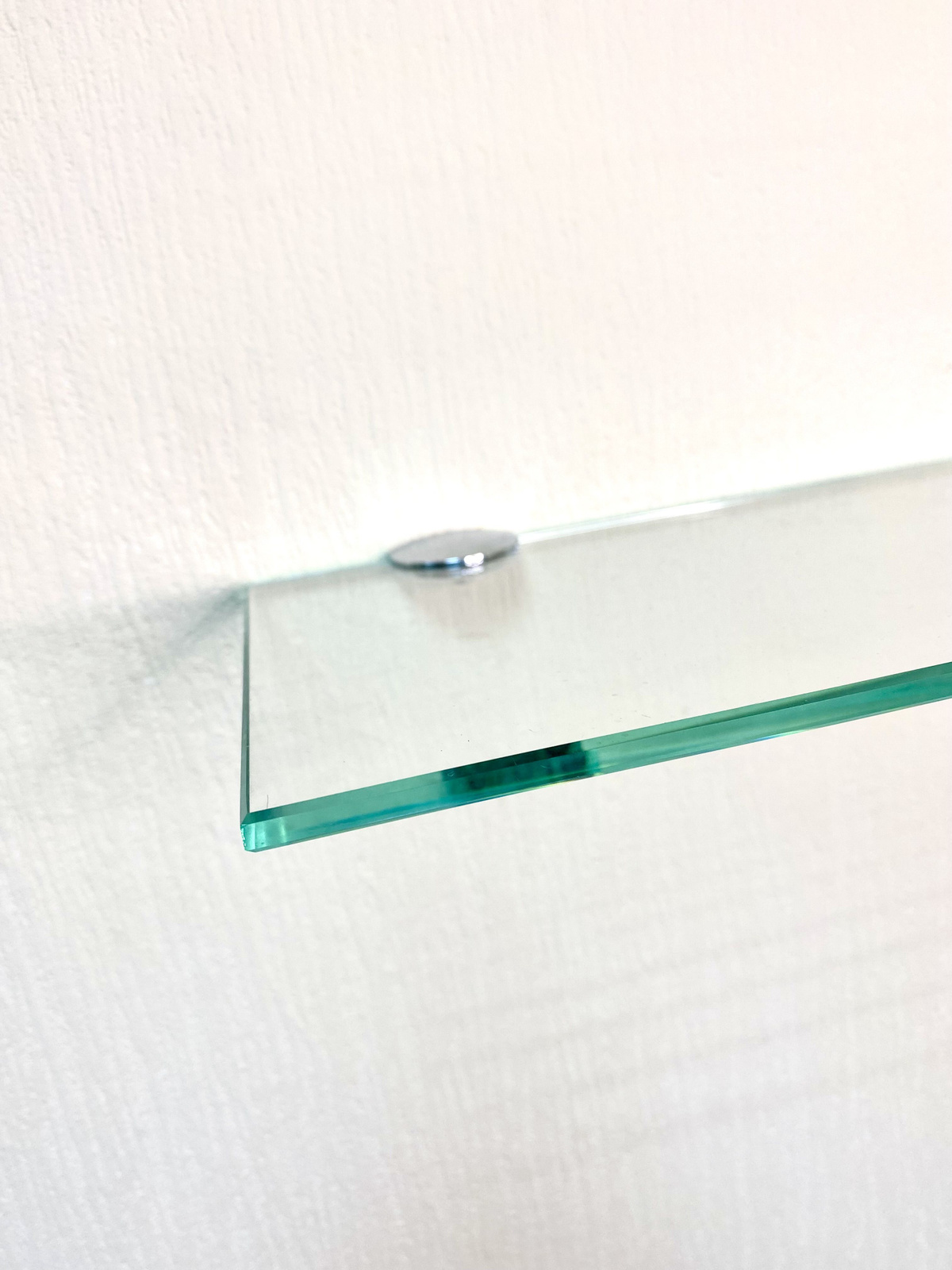 Кромка стекла отполирована, что делает край стекла глянцевым.