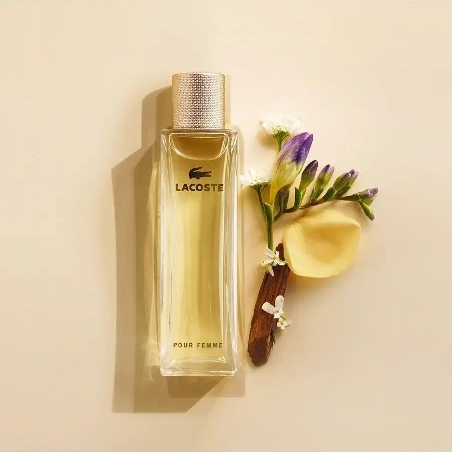 Pour Femme Eau de Parfum - аромат для женщин и принадлежит семейству Цветочные. Фрезия, Яблоко и Черный перец образуют стартовый аккорд композиции, в сердце ─ Фиалка, Гелиотроп, Гибискус, Роза и Жасмин; базу составляют Кедр, Лабданум, Ладан, Сандал и Замша (замшевый аккорд). Современная женщина независима, она выбирает свой образ жизни и говорит: "я такая, какая есть". Свобода и позитивное отношение к жизни позволяют женщинам делиться своими эмоциями и выражать свой восторг от ежедневных, жизненных приключений. Парфюмерная вода дарит жизненную силу и открывает все грани женственности. Аромат начинается нотами ямайского перца и пурпурной фрезии; в сердце царит белый гелиотроп и иранский жасмин, болгарская роза и гибискус; в шлейфе - гималайский кедр, нота бархатной кожи, сандала и ладан.