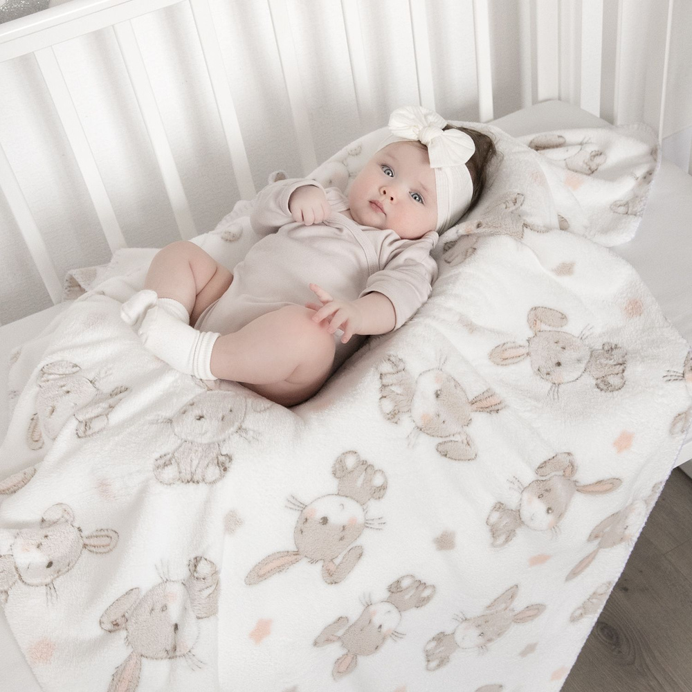 Плед для новорожденных Baby Nice 100х150 см "Зайки на белом", молочный. Велсофт  #1