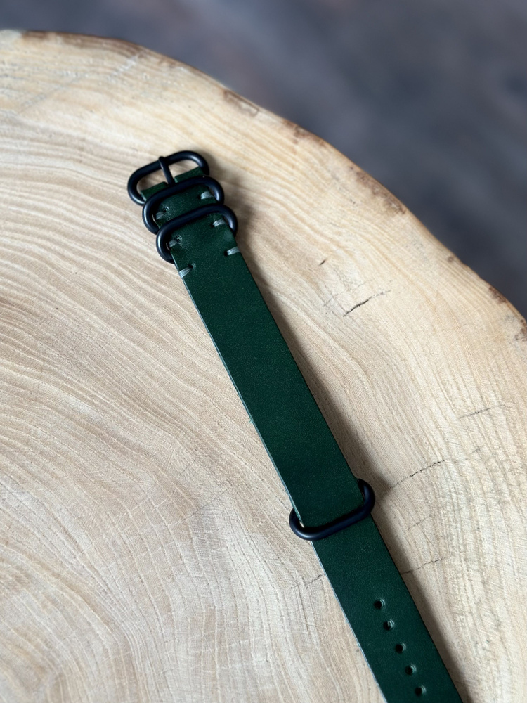 Ремешок для часов NATO Strap из итальянской кожи 22 мм ширина. Цвет зеленый, черная фурнитура  #1
