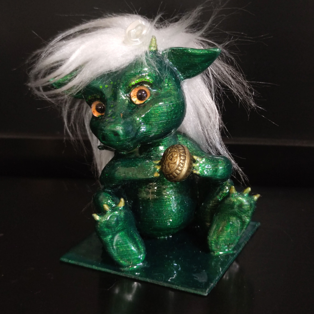 Скульптура дракончика зеленого цвета с белыми волосами и украшениями, напечатанная на 3D-принтере и защищенная #1