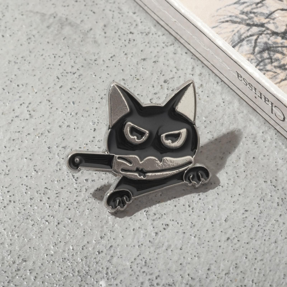 Значок Кот охотник, с ухмылкой, цвет чёрный в серебре #1