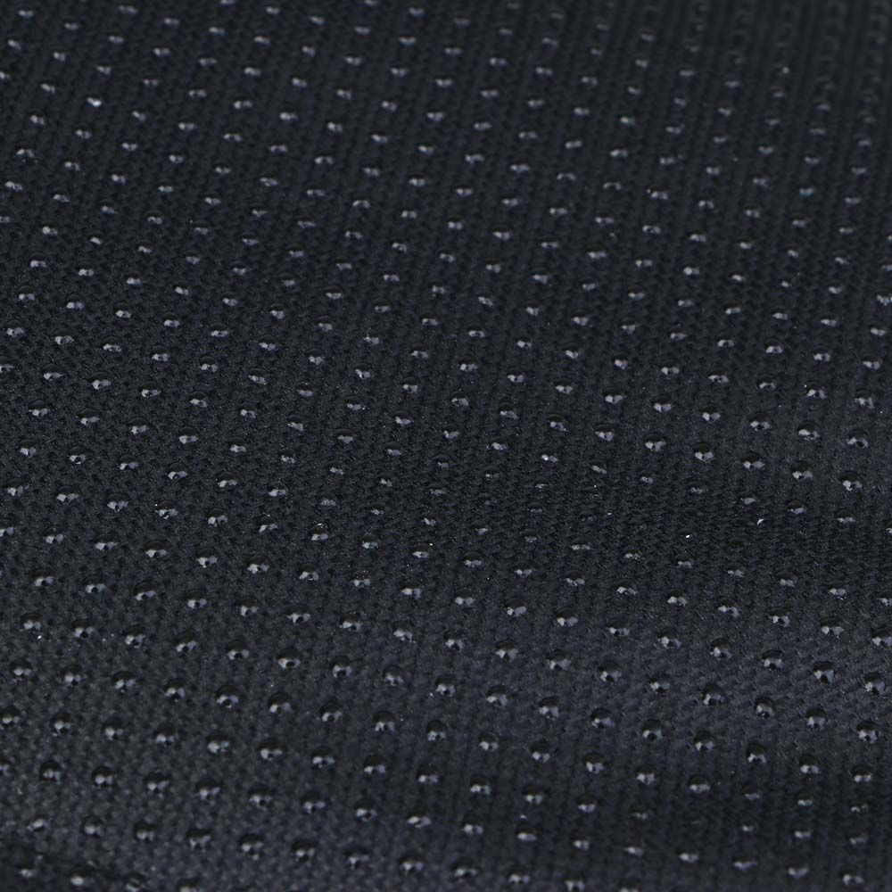Нейлоновый материал верха накладки износостойкий, водоотталкивающий и легко чистится. Накладка прочно крепится к седлу благодаря нескользящей поверхности и регулируемому шнурку.