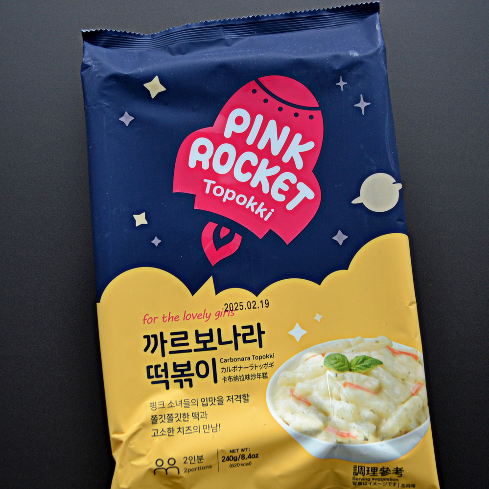 Рисовые клецки (топокки) Pink Rocket в соусе карбонара, 240г, Корея  #1
