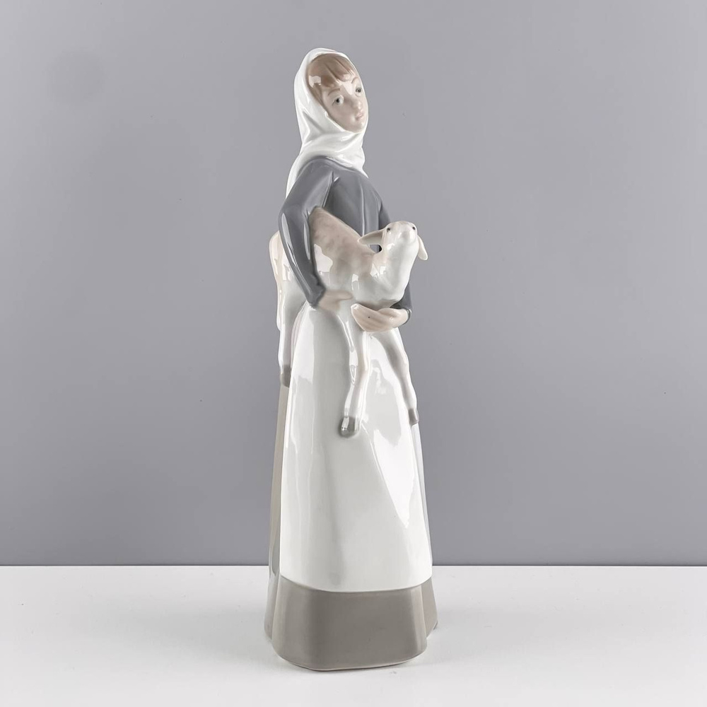 Винтажная статуэтка "Девушка с ягненком". Фарфор Lladro. Испания, 1970-е.  #1