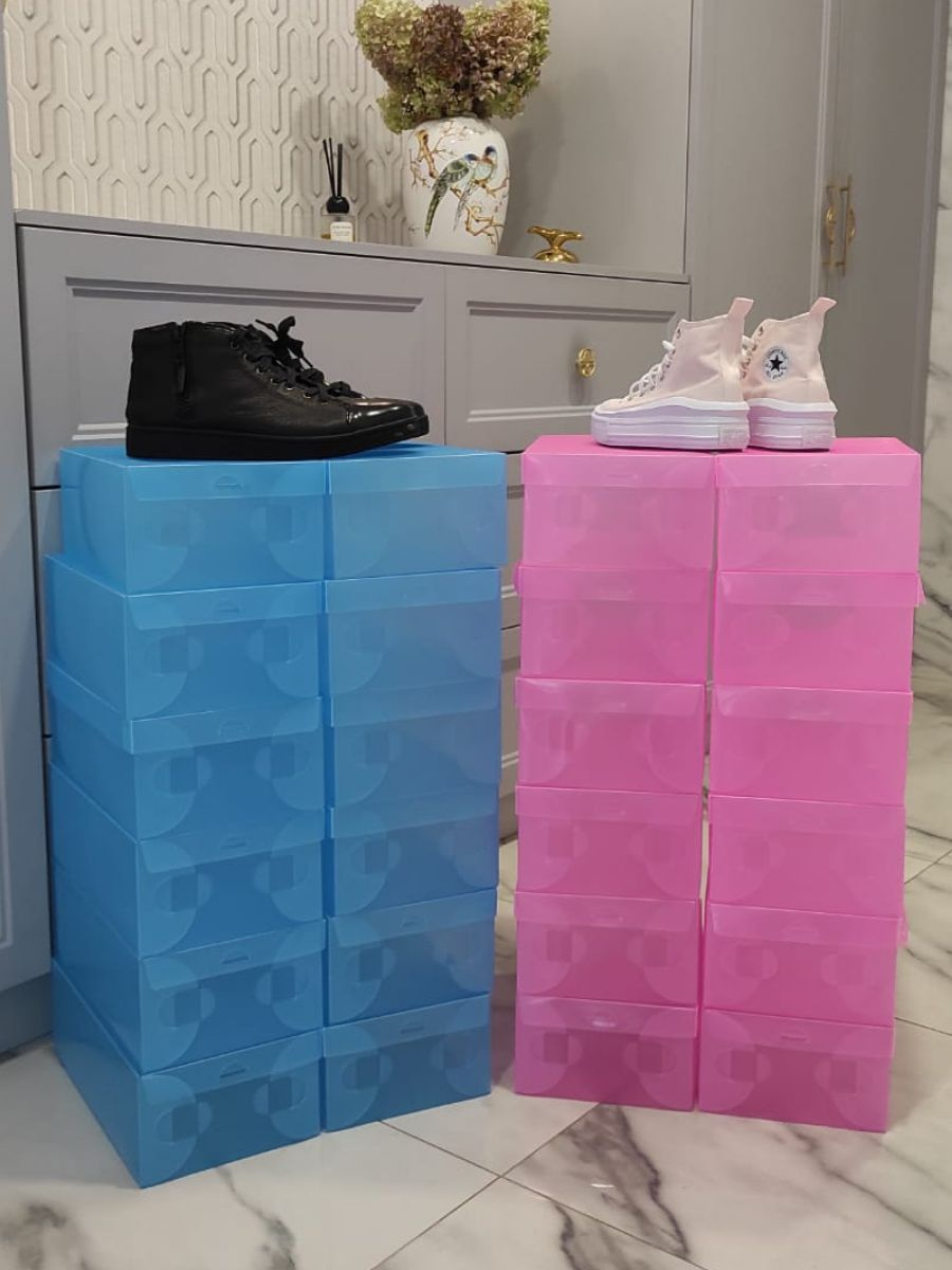 Наши коробки для хранения обуви изготовлены из прочного пластика, который обеспечивает надежную защиту от пыли, грязи и влаги. Благодаря прозрачности, вы сможете легко и быстро найти нужную пару обуви, не открывая каждую коробку. Каждому члену семьи можно выбрать свой цвет коробки. Вы сможете легко разместить коробки в шкафу, на полке или под кроватью. Размер 33*20*12 см.