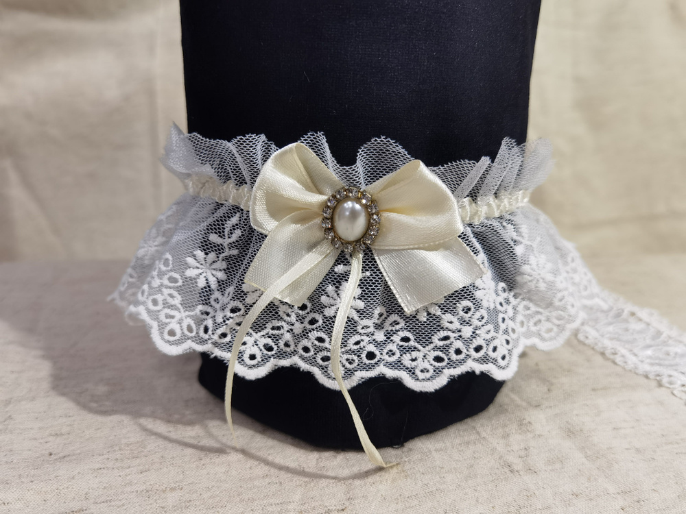 Подвязка для невесты "Роскошь", в бежевом цвете с брошью.  #1
