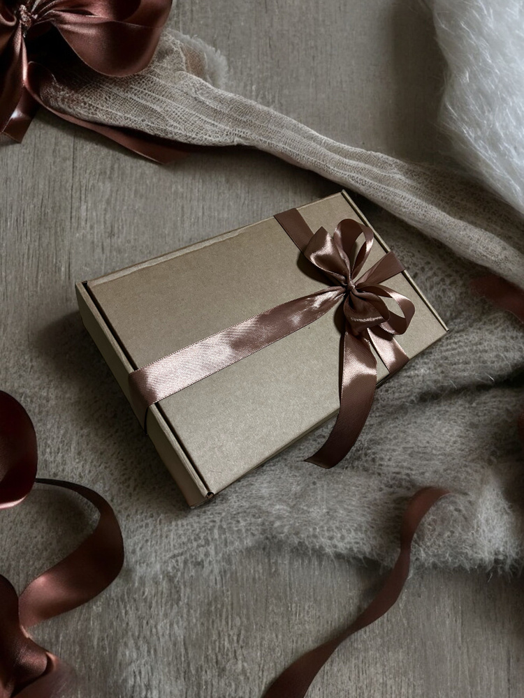 Подарочная коробка крафт с наполнителем и шоколадной лентой  #1