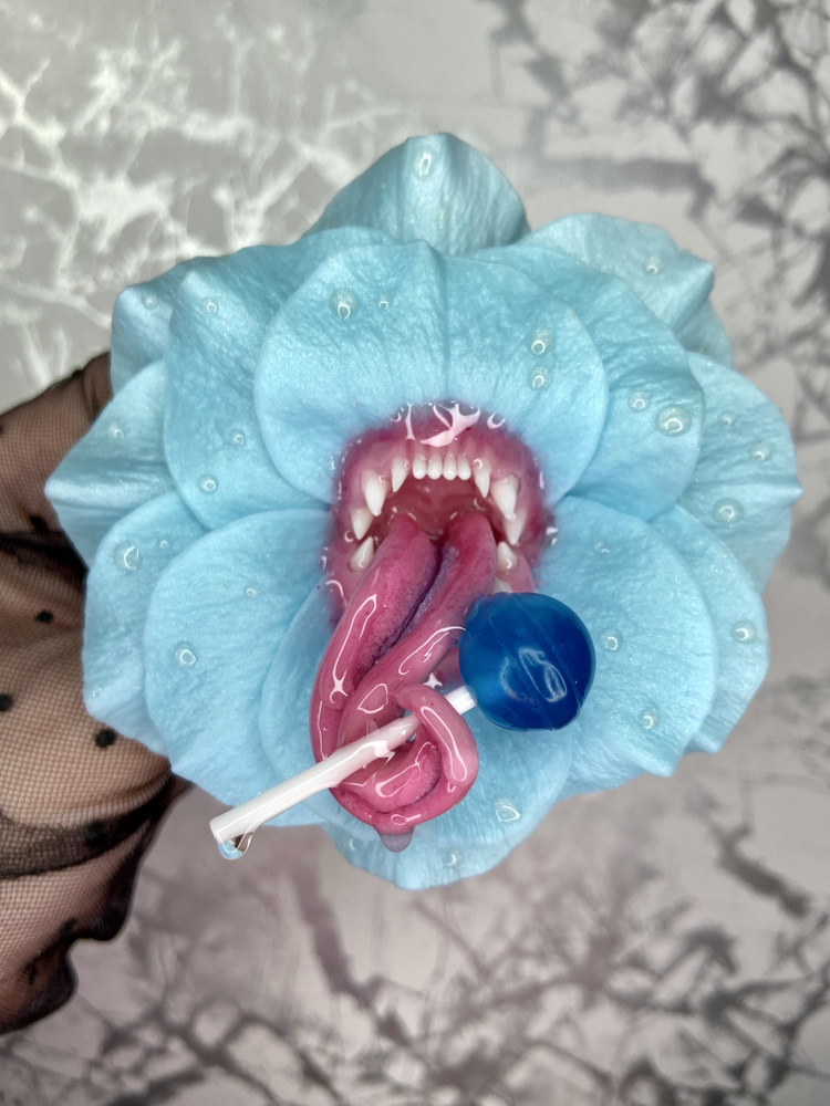 Брошь Зубастый цветок голубой с леденцом #1