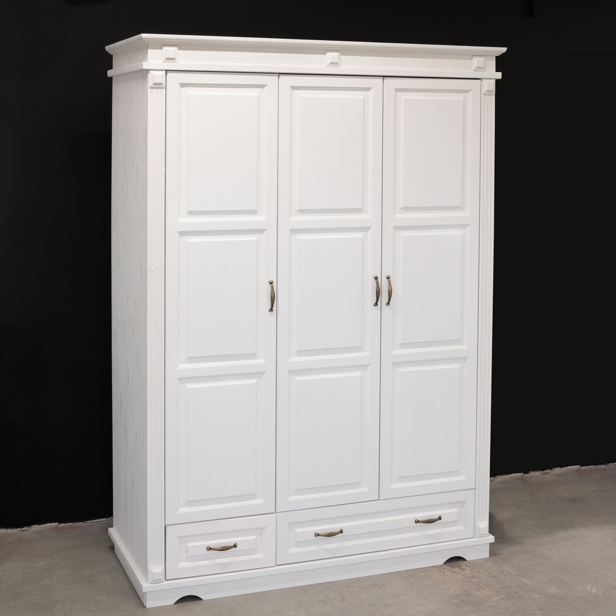 Шкаф для одежды распашной белый Харви трехдверный деревянный с ящиками, со штангой и полками из массива сосны