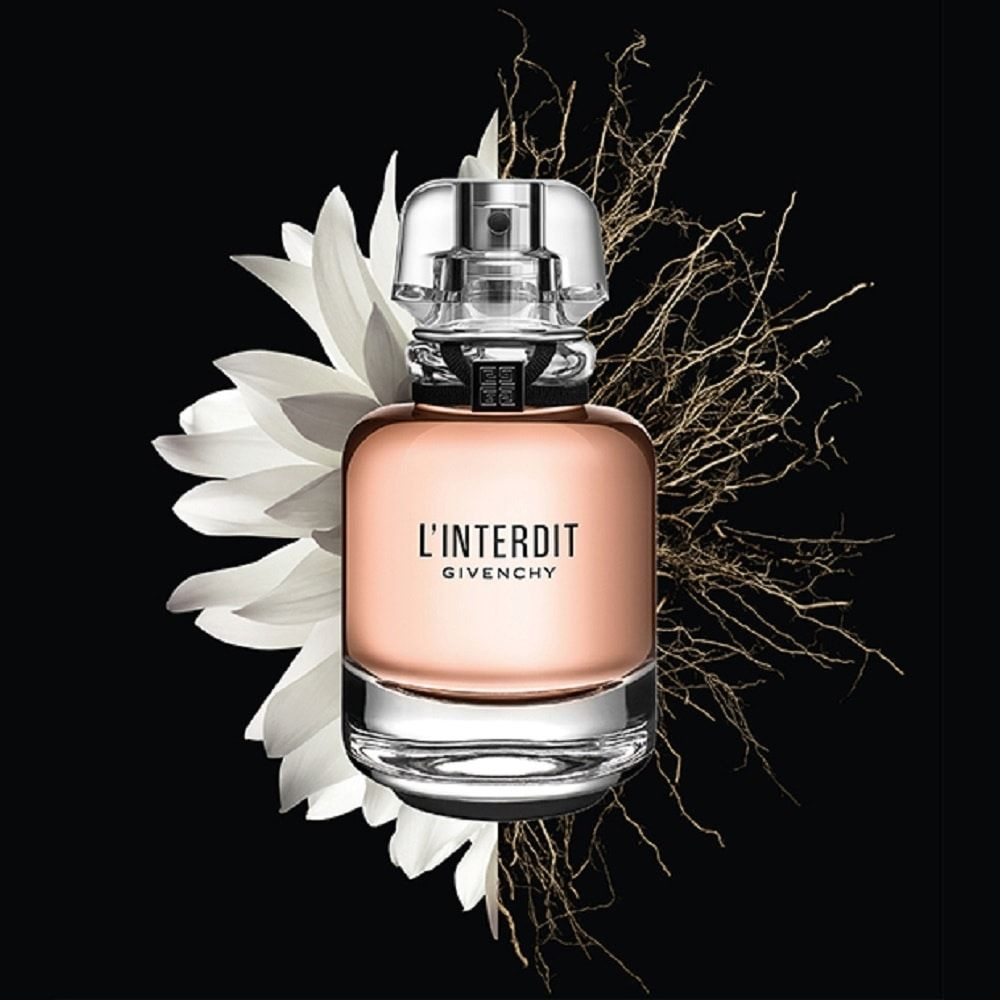 Почувствуйте ощущение невероятного удовольствия от L'Interdit Eau de Toilette. Композиция L'Interdit Eau de Toilette обладает двойственностью, что делает ее одновременно яркой и чувственной. Культовый букет белых цветов L'Interdit моментально раскрывается насыщенной свежестью трех цитрусовых нот апельсина, бергамота и мандарина. Эссенция, конкрет, абсолют и чистый экстракт цветка апельсина усиливают два центральных аккорда аромата ﹣турберозу и жасмин. В завершении аромат поражает ярким аккордом Мускуса, в сочетании с пленительным древесным дуэтом Пачули и Ветивера. Этот ярко выраженный чувственный аромат, который нежно ложится на кожу.