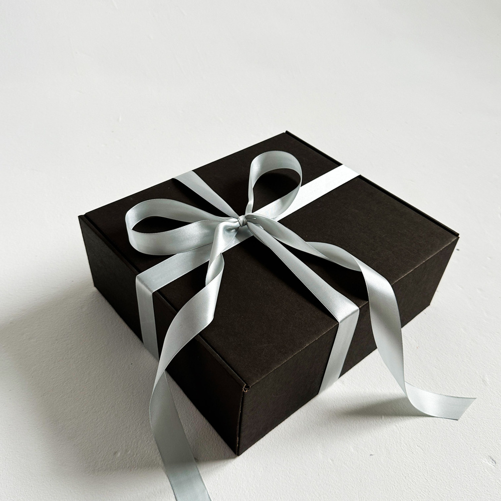Подарочная коробка GILEV 27х25х10см черная с наполнителем и серебряной лентой  #1