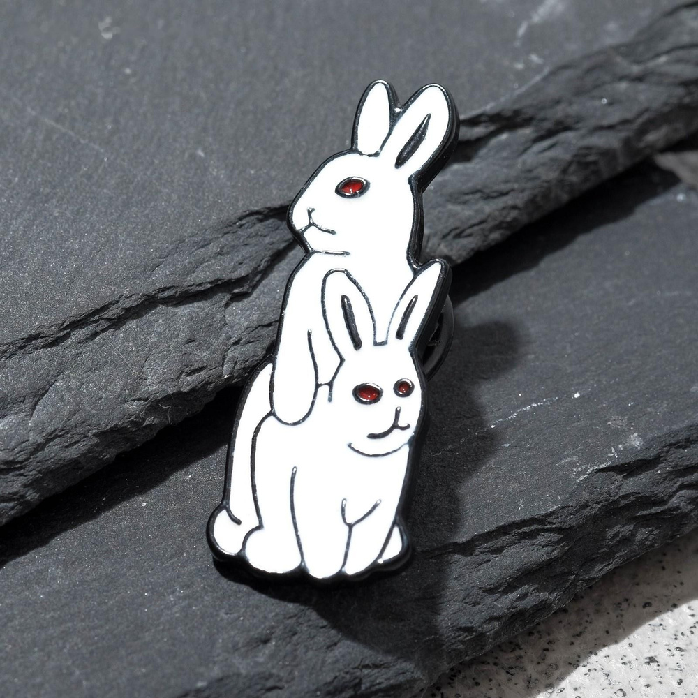 Значок Кролики 18+, цвет белый в чёрном металле #1