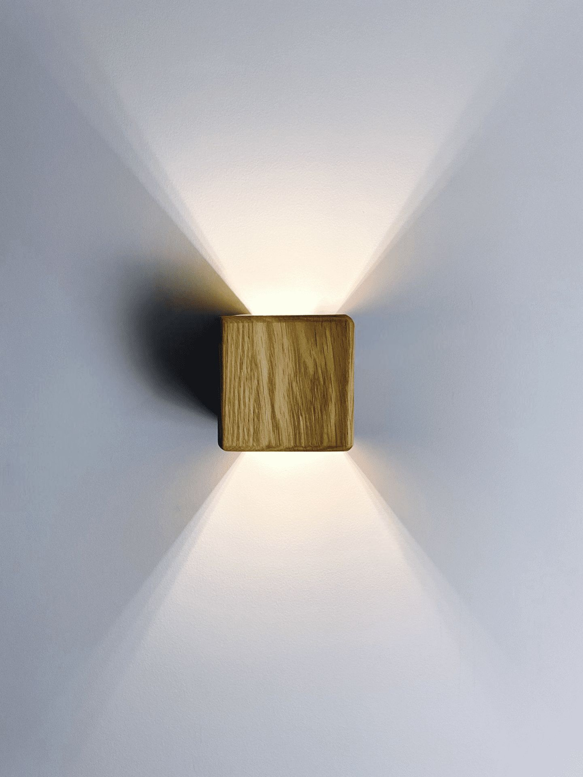 Настенный светодиодный светильник - это стильный предмет для создания уникальной атмосферы в вашем доме. Светильник настенный бра выполнен из 100% массива дуба, является прекрасным сочетанием современного дизайна и экологичности. Каждый такой светильник уникален, поскольку создаётся вручную в нашей мастерской. Узор на каждом светильнике индивидуален. Ночник-светильник будет уместен практически в любом современном интерьере, начиная со скандинавского стиля, лофт и заканчивая хай-теком. Также бра подходит для классического оформления помещений. Каждый светильник покрыт специальным маслом.