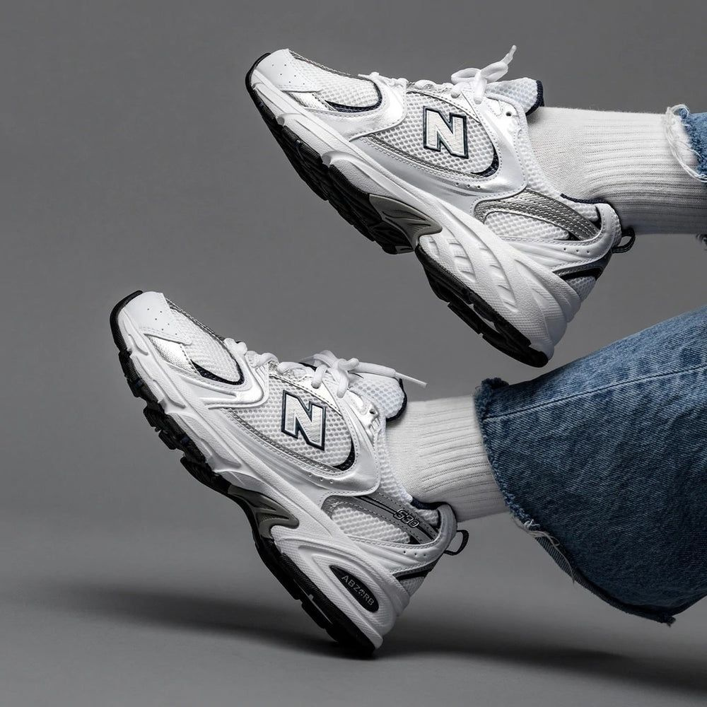 New Balance 530 — стильные кроссовки, которые не исчезают из гардеробов спортсменов и модников уже 30 лет. Комфортная обувь от NB является универсальным ключиком ко множеству образов: для тренировок и повседневных дел.  Верх кроссовок 530 выполнен из сетчатого материала с высокой воздухопроницаемостью в комбинации с прессованной кожей. Модель получила высокую многослойную подошву с технологией ABZORB, защищающую ноги от больших нагрузок в течение всего дня.  «Папины» кроссовки в прошлом, это в тренде: как появились New Balance 530  Еще недавно существовали мемы о dad shoes (папиных кроссовках). На Западе был образ типичных отцов, которые выбирают исключительно ретро кроссовки для бега, жаря в них барбекю. Однако шутки исчезли после того, как мода на ретро стала по-настоящему массовой. New Balance 530 появились в 1992 году. Благодаря своему интересному дизайну и простой конструкции модель стала одной из самых продаваемых. Сегодня NB 530 – неотъемлемая часть уличной моды. Классическая шнуровка и язычок; верх из текстиля и прессованной кожи; высокая подошва с технологией ABZORB для мягких движений.