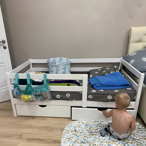 подготовленная детская кроватка с игрушками