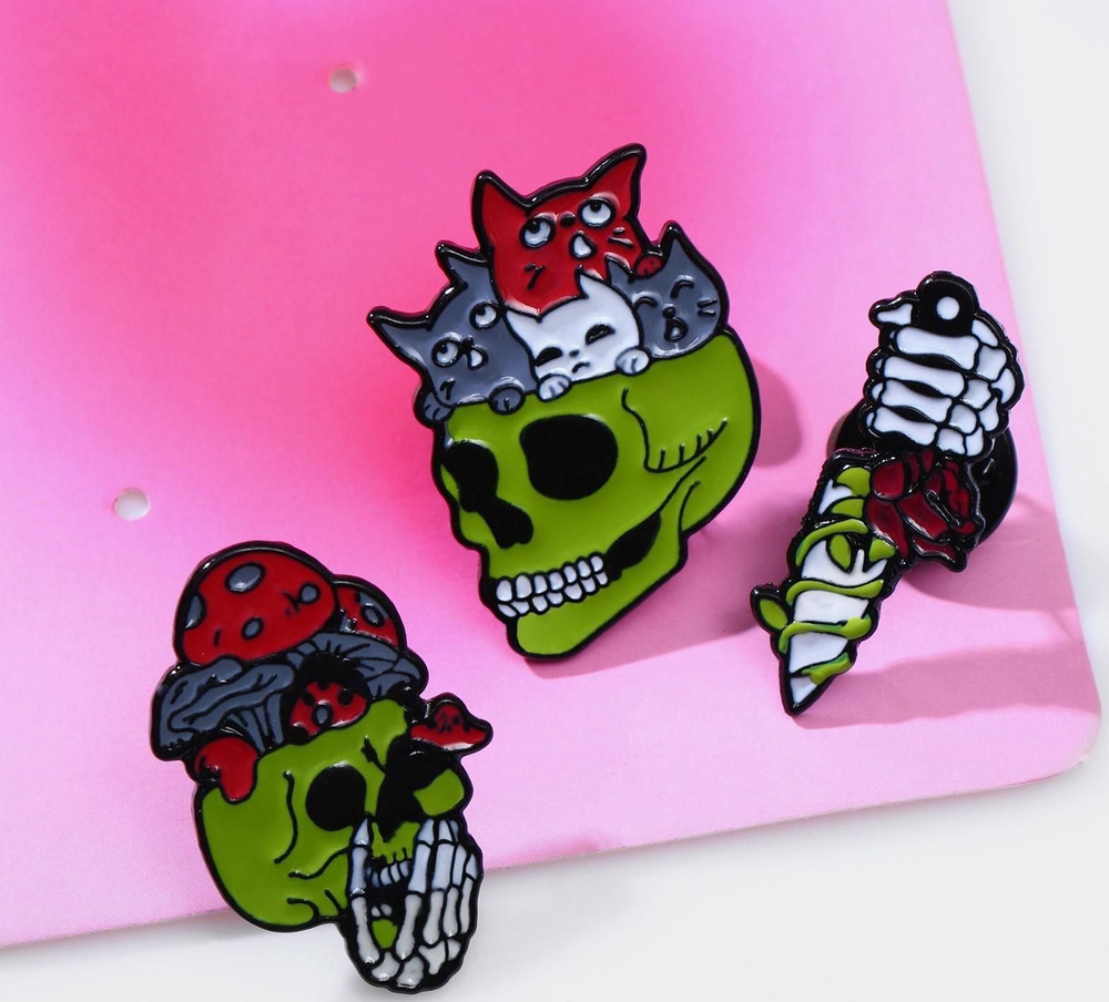 Набор значков (3шт) Хэллоуин черепа с котятами и рука с ножом, цветной в чёрном металле  #1