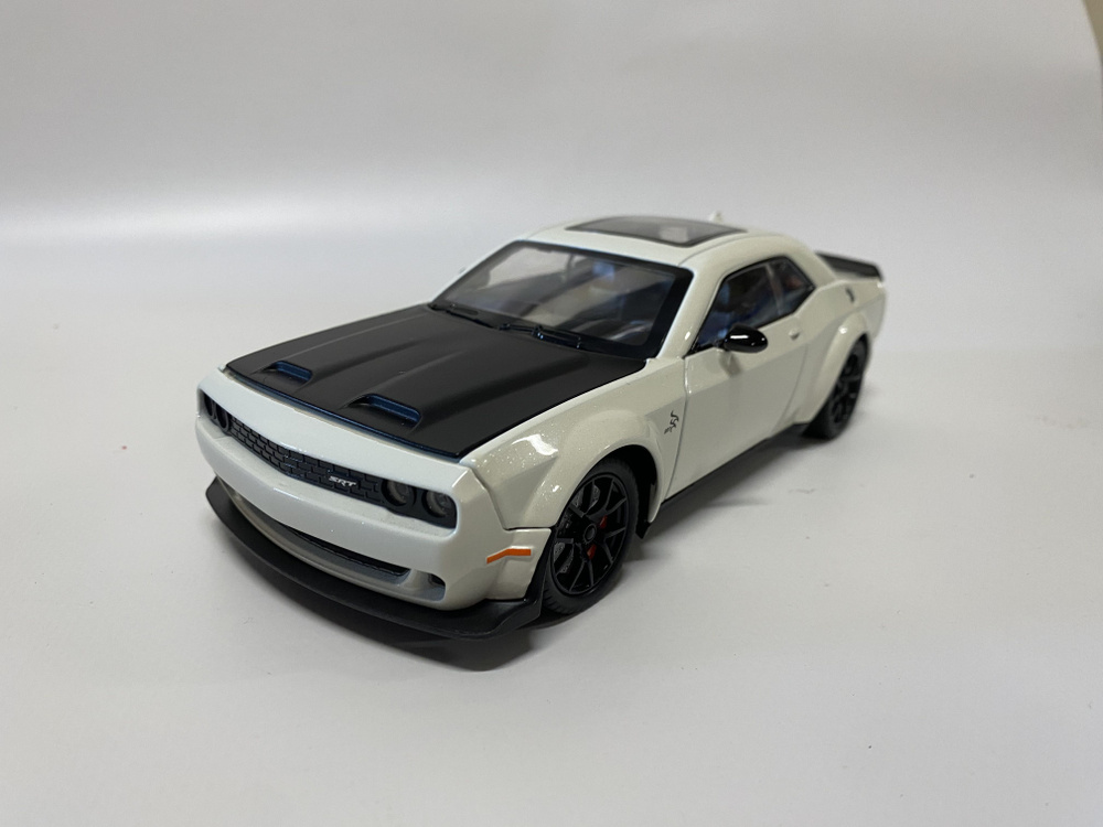 Машинка инерционная Dodge Challenger металлическая модель 1:24 Додж Челленджер белый 21см, со светом #1