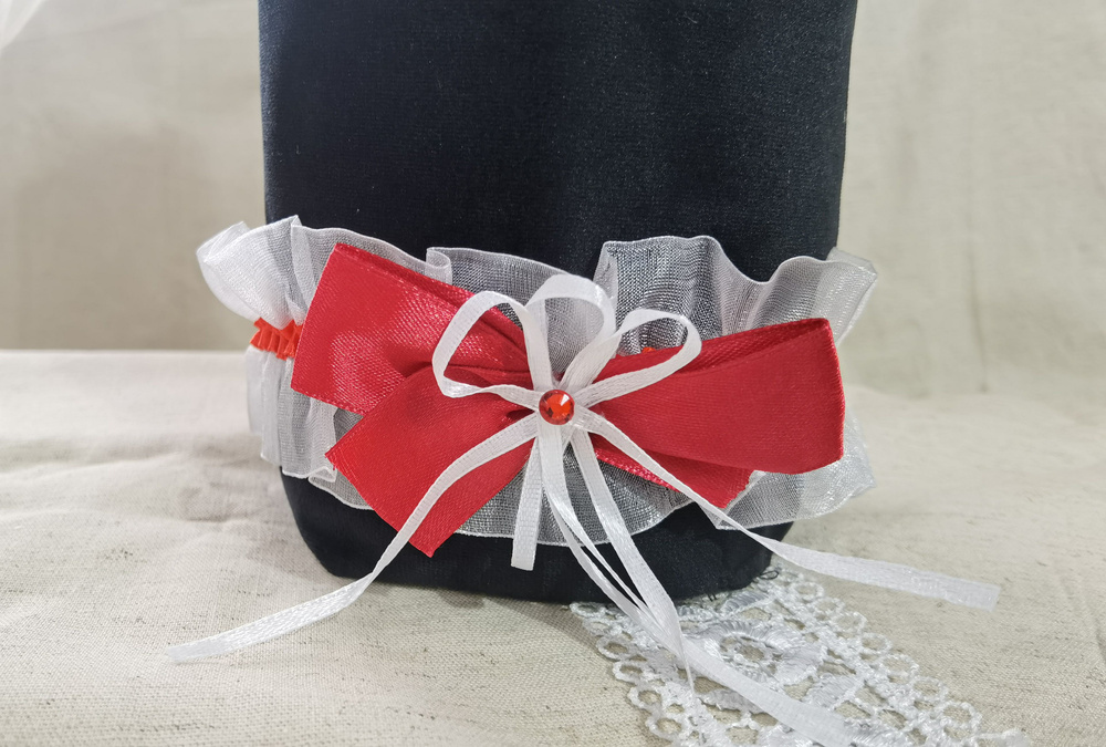 Подвязка для невесты из органзы в белом цвете с красным бантиком.  #1