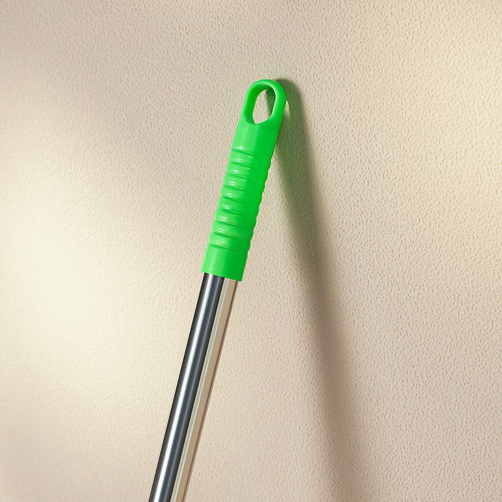 Ручка швабры имеет отверстие для удобного хранения, что позволяет экономить место и держать инструмент под рукой.