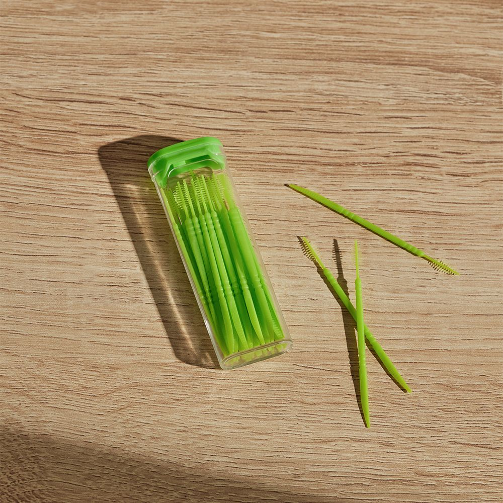 Представляем вам пластиковые зубочистки с ершиком от бренда VETTA - незаменимый аксессуар для ухода за полостью рта после приема пищи. Зубочистки хранятся в пластиковом футляр с зеркалом. В упаковке содержится 30 зубочисток.