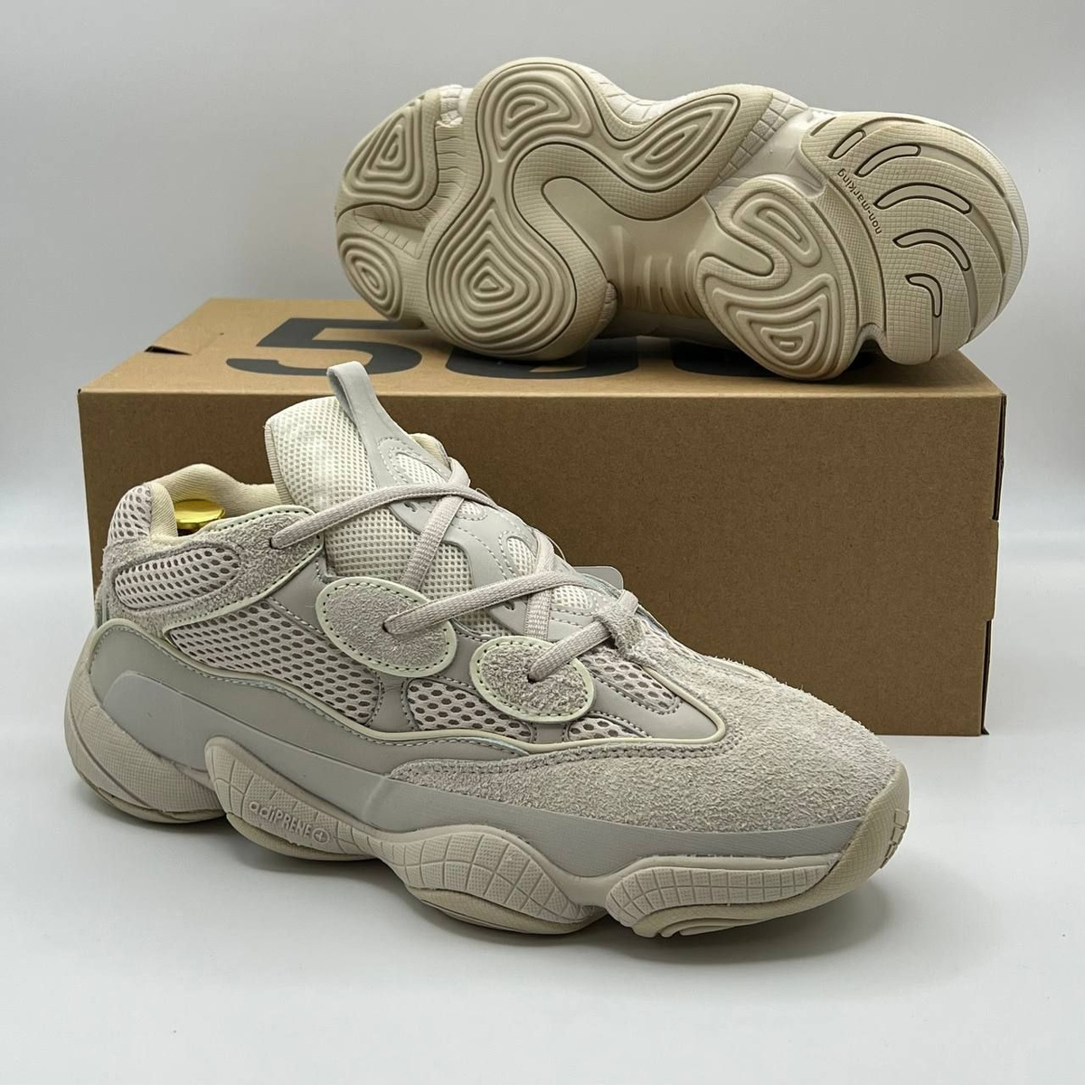 Adidas Yeezy 500 'Stone Salt' были разработаны в рамках коллаборации Adidas x Yeezy.  Кроссовки adidas Yeezy 500 – новое поколение кроссовок, созданных вместе с великим Канье Уэстом.  Вдохновленная баскетболом, модель Yeezy 500 'Stone Salt' продолжает наследие популярной серии Yeezy 500 благодаря своим винтажным корням и превосходным сочетанием различных материалов в верхней части кроссовок.  Дизайн модели Adidas Yeezy 500 'Stone Salt' выполнен в гармоничном сочетании современных модных трендов с ретро-стилем.