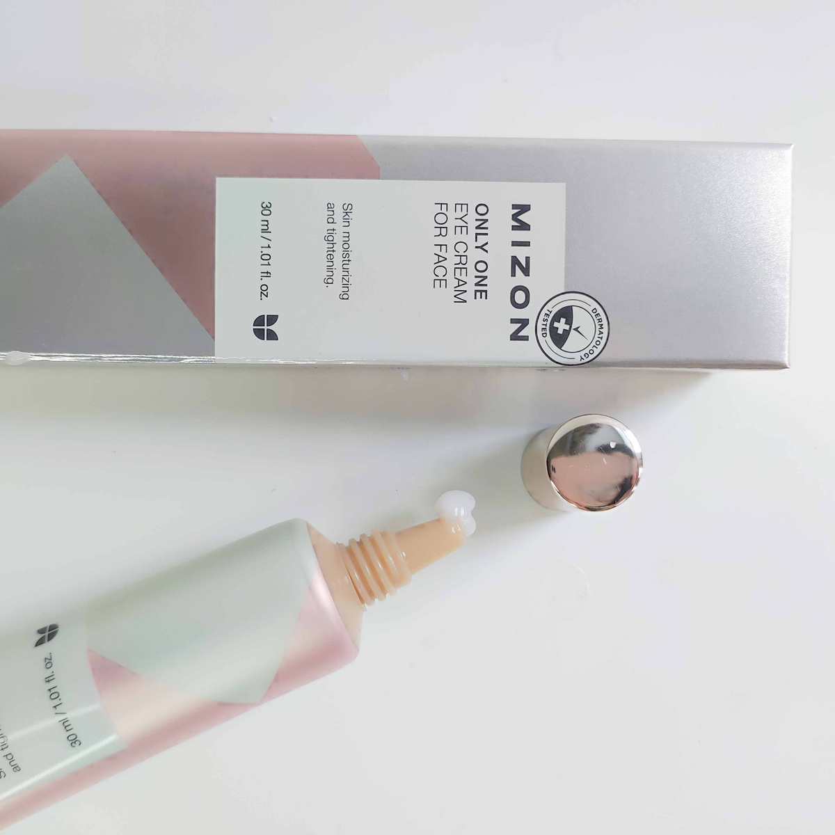 При регулярном использовании Only One Eye Cream For Face от Mizon, вы заметите значительное улучшение состояния кожи лица. Морщины станут менее заметными, а сама кожа приобретет естественное сияние благодаря ровному тону и отсутствию пигментации. Улучшенная текстура сделает лицо визуально моложе и свежее. Кожа станет мягкой, гладкой и бархатистой на ощупь, повысится ее тургор (упругость), уменьшатся отечность и темные круги под глазами. 