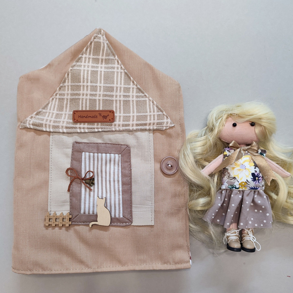 мягкая книжка-домик в светлокоричневых оттенках с куколкой Ксюшей ручной работы  #1