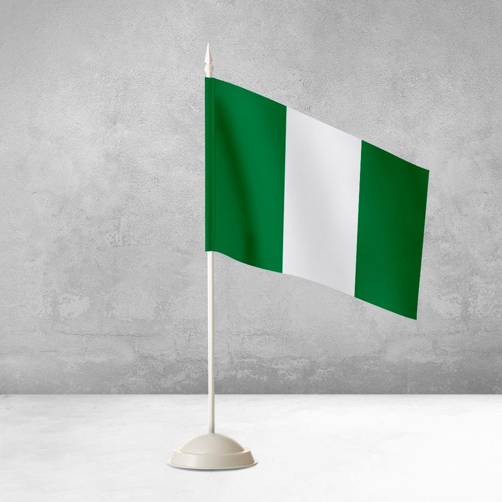Настольный флаг Нигерии на пластиковой белой подставке  #1