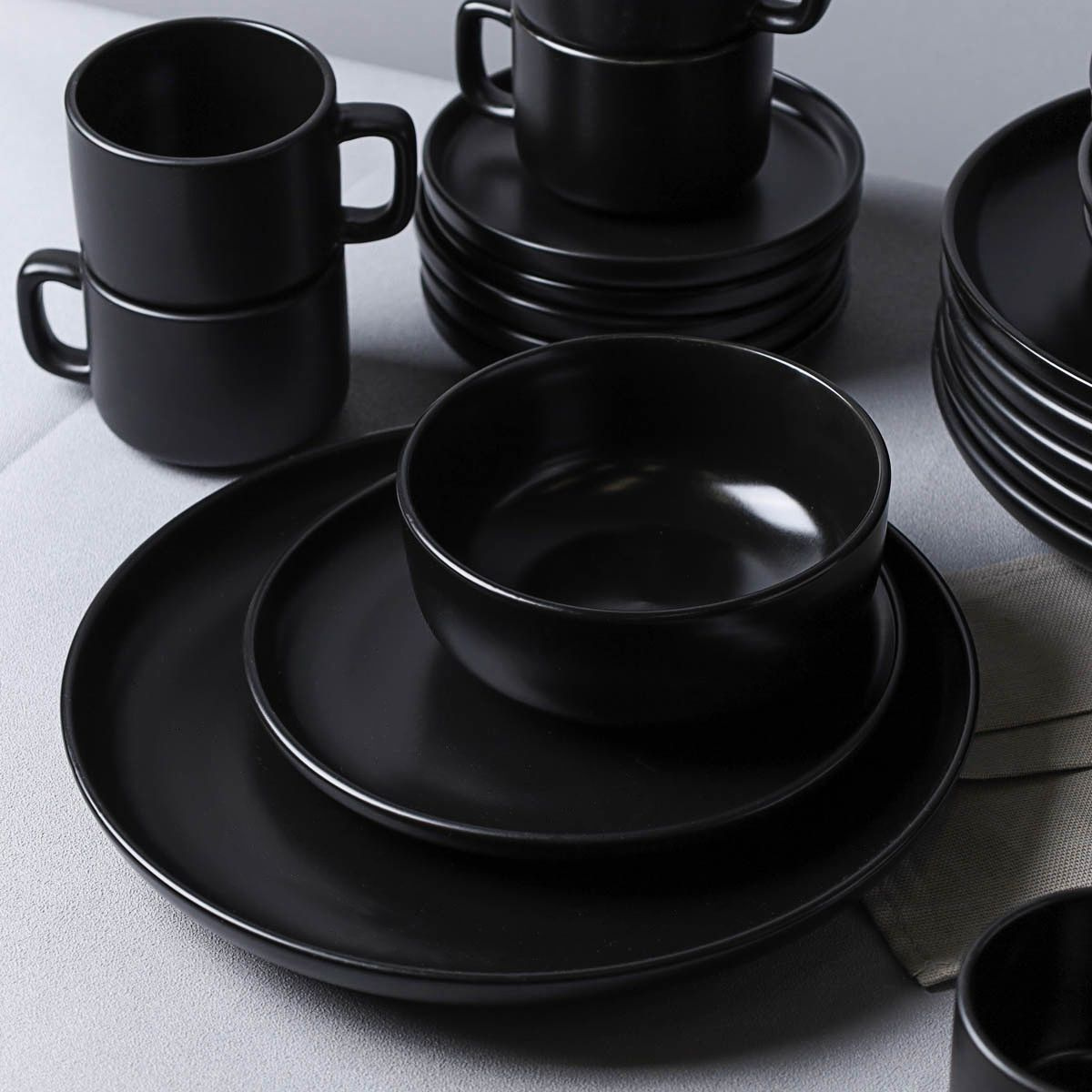 Набор посуды; столовый набор; набор посуды керамика; набор керамической посуды; посуда стильная; посуда современная; набор посуды 20 предметов; набор посуды на 4 персоны;  набор посуды черный; тарелки черные;