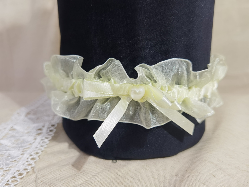 Подвязка для невесты из органзы в бежевом цвете с бантиком2.  #1