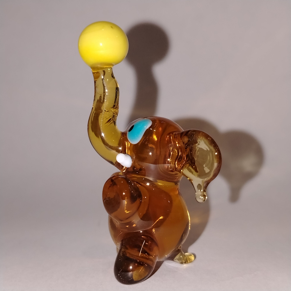 Фигурка стеклянная "Слон" Медовый с жёлтым мячом #1