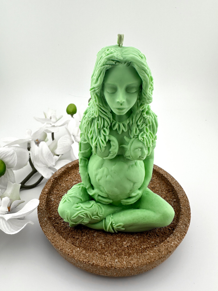 Свеча из натурального воска Богиня 11 см светло-зеленая #1