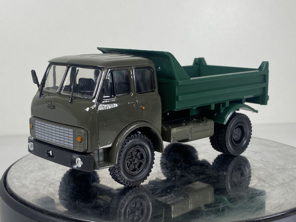 Модель коллекционная автомобиля Минский-5549 самосвал (1977) / масштаб 1:43.  #1