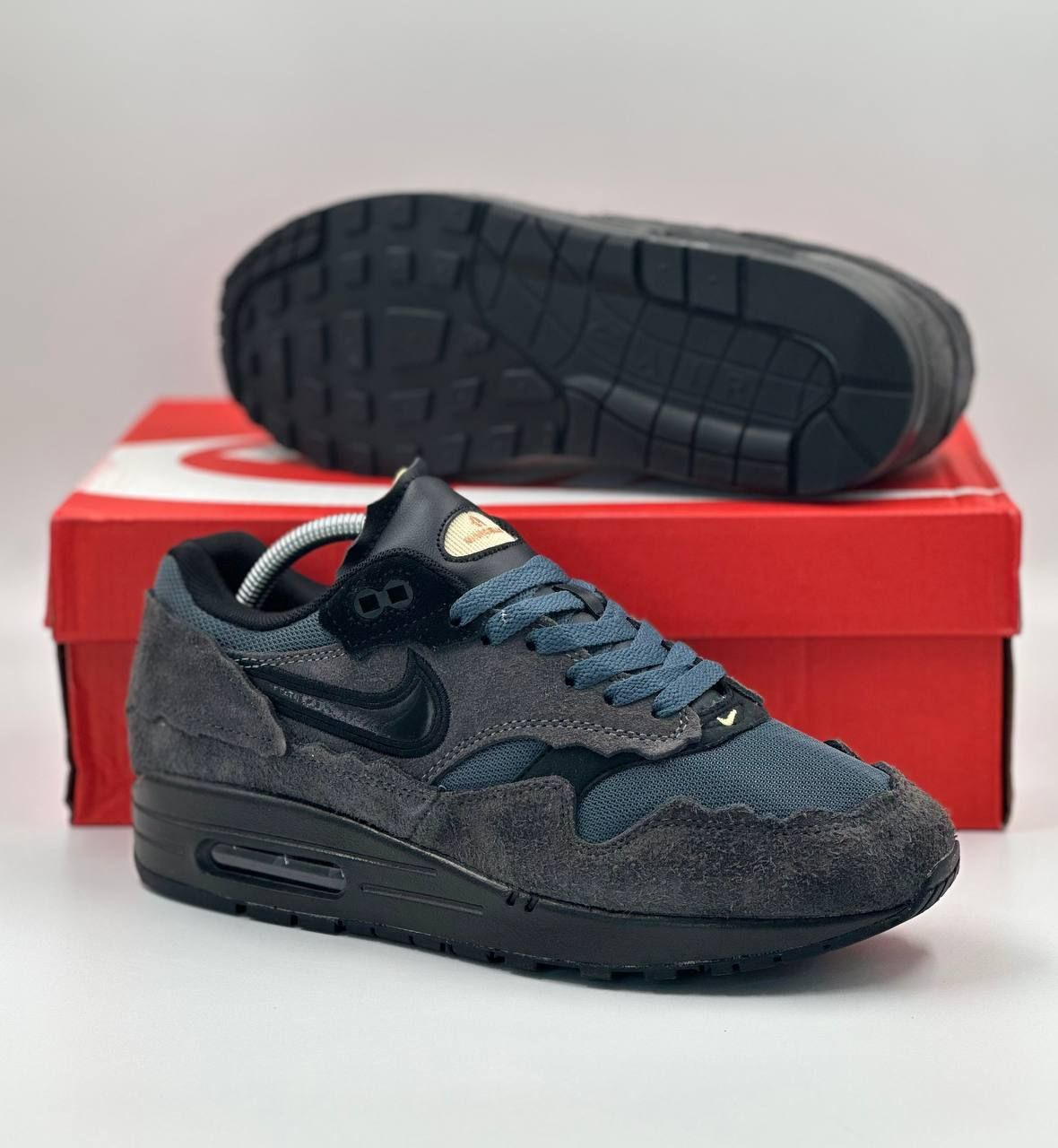 Nike Air Max 1 Premium Black – это классический беговой силуэт, выполненный из высококачественных материалов.  Эта модель в ретро-стиле олицетворяет сочетание культуры и спорта, в очередной раз доказывая ошеломляющую популярность Air Max 1.