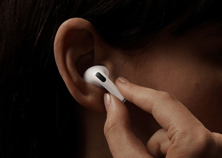 Беспроводные наушники на человеке. Аирподс 2 в ушах. Apple airpods 2. Беспроводные наушники sony wf-sp800n. Беспроводные наушники apple airpods 3 на человеке.