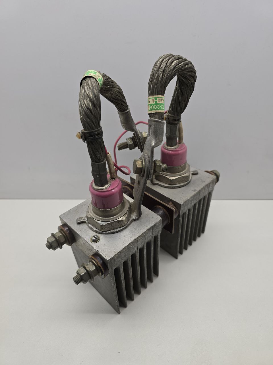 ТЛ2-200-7,Тиристорсиловойлавинныйнизкочастотныйкремниевыйдиффузионныйструктурыp-n-p-n,штыревогоисполнениясгибкимивыводами,срадиатором,200А,700В