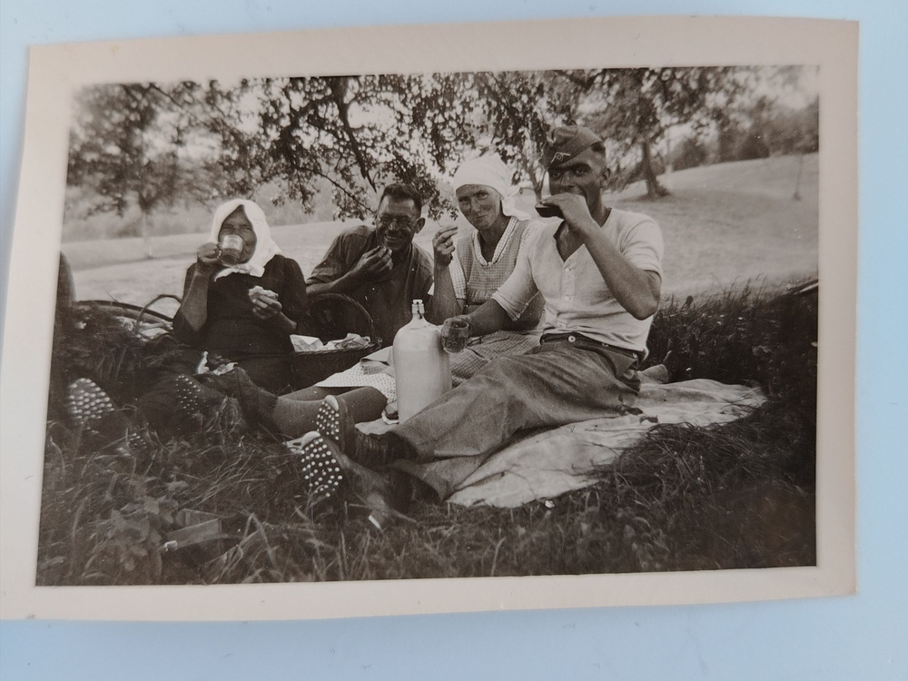 Историческая военная фотография" Солдаты вермахта на западной украине с местным населением 1942 год. #1