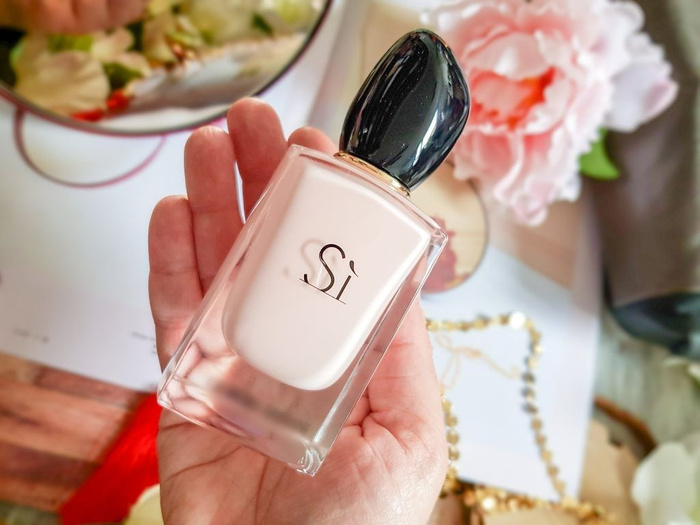 Armani Si Eau de Toilette (Армани Си туалетная вода) купить духи