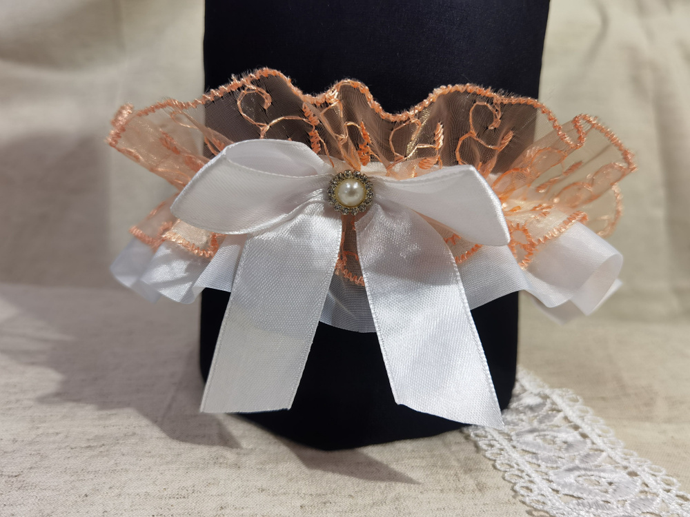 Подвязка для невесты кружевная в бело-персиковом цвете.  #1