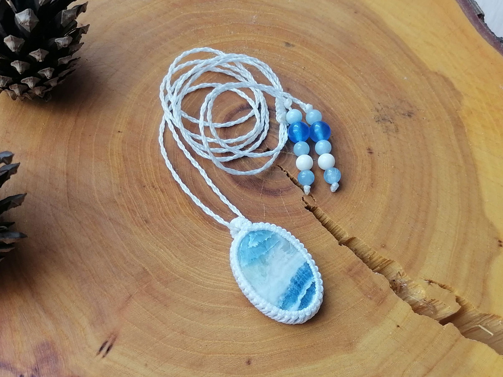 Кулон плетеный с синим родохрозитом из вощеной нити #1