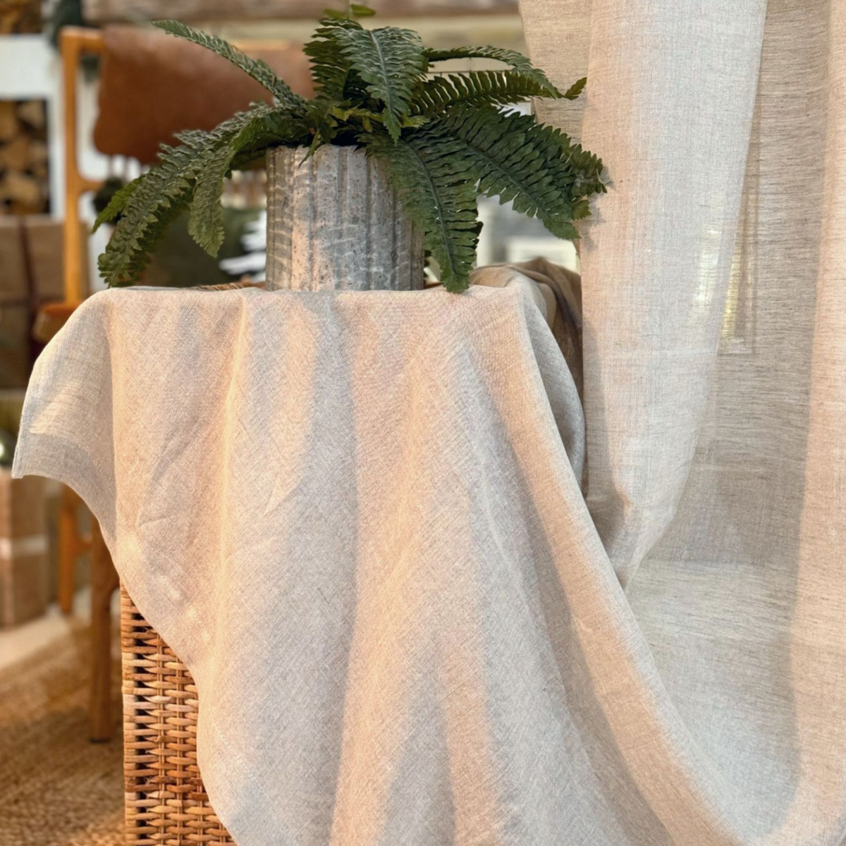 Вуаль Linen Elegance является премиальной в своём сегменте, так как мы используем чистый лён/хлопок в её производстве. Такой материал долговечен, не накапливает пыль, мало подвержен загрязнениям и легко отстирывается, имеет антистатический эффект и не вызывает аллергии.