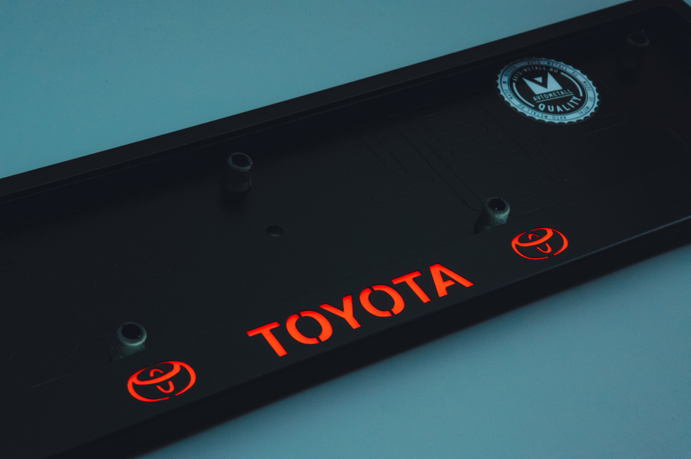 LED Рамка номерного знака с красной подсветкой надписи TOYOTA из металла черная / Рамка для автомобиля #1