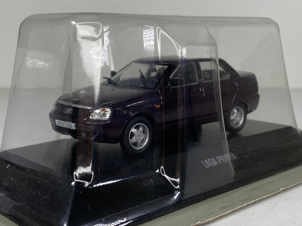 Модель коллекционная автомобиля LADA Priora седан / масштаб 1:43  #1