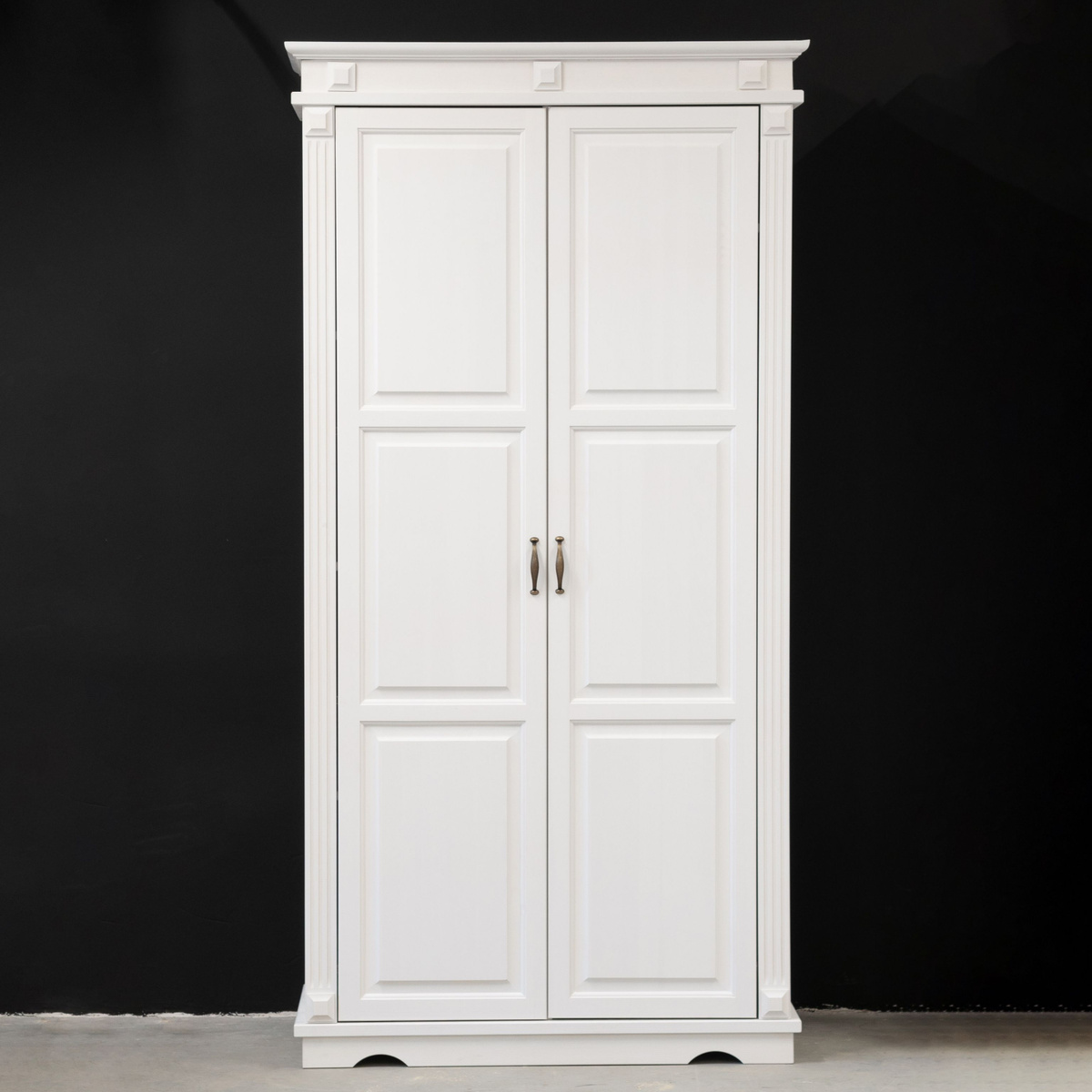 Шкаф для одежды распашной белый Харви двухдверный деревянный со штангой и полкой из массива сосны