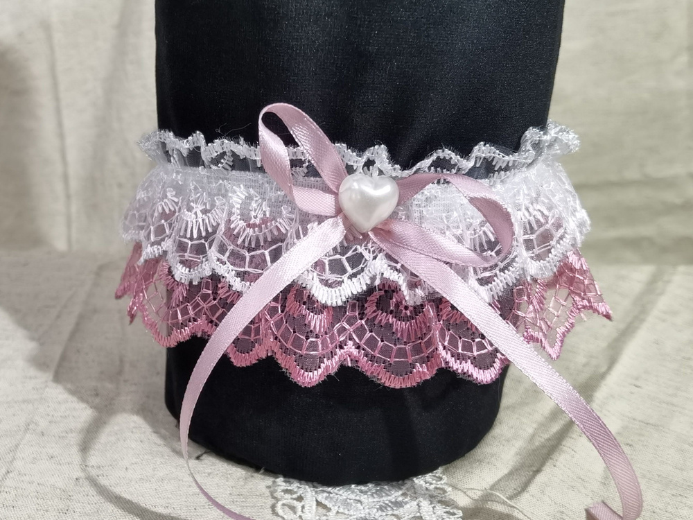 Подвязка для невесты кружевная в розово-белом цвете с бантиком2.  #1