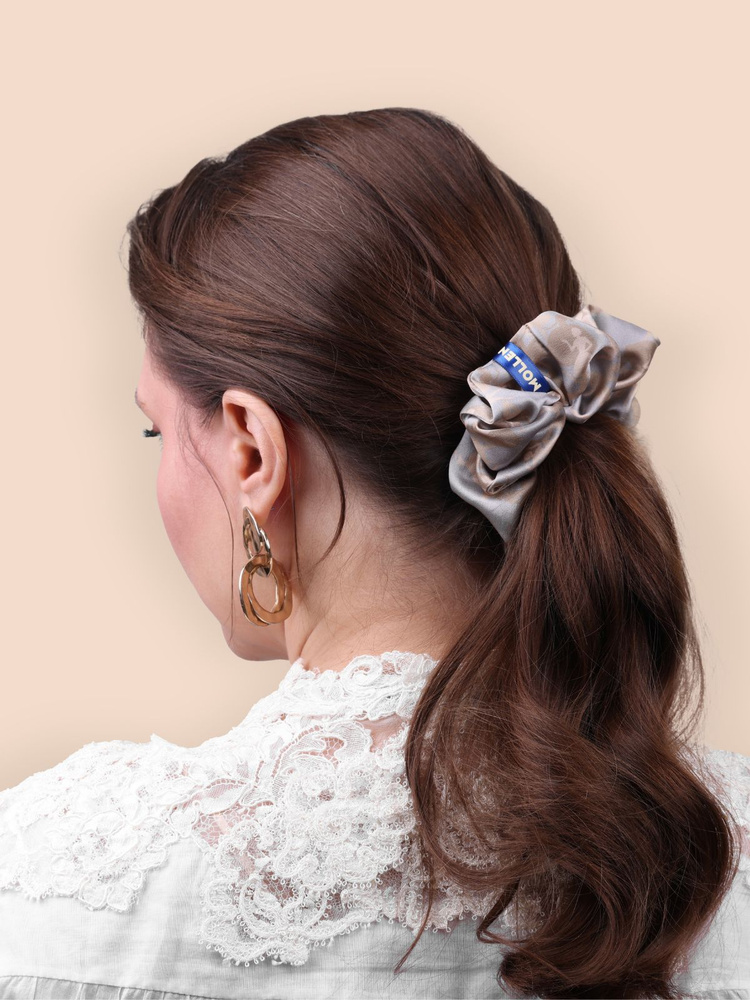 Широкая шелковая резинка для волос "Силуэты" в серо-бежевом цвете от Mollen  #1