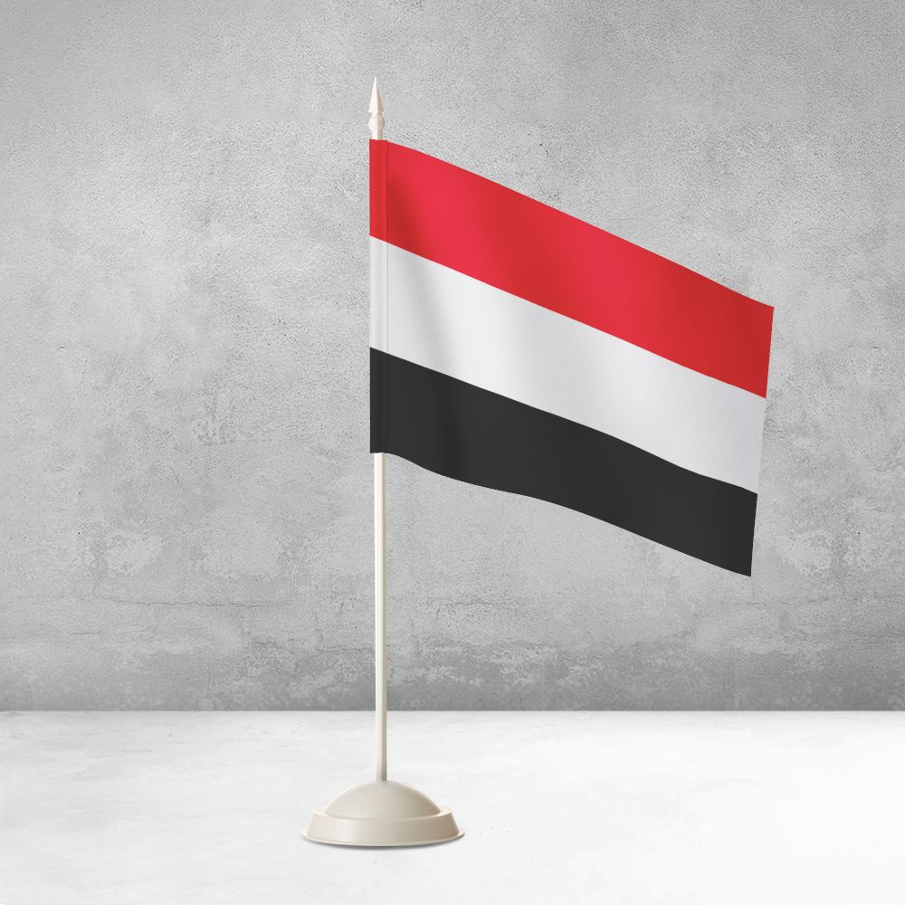 Настольный флаг Йемена на пластиковой белой подставке #1